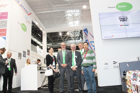 1473060192850289.jpg DG展位合影.JPG